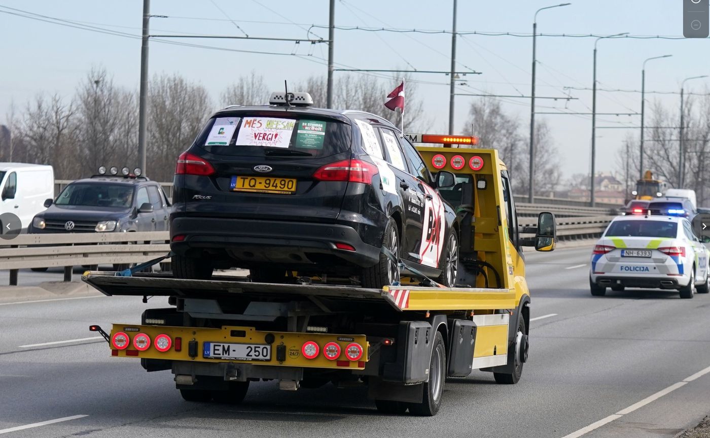 Такси рядом с эвакуатором Bolt