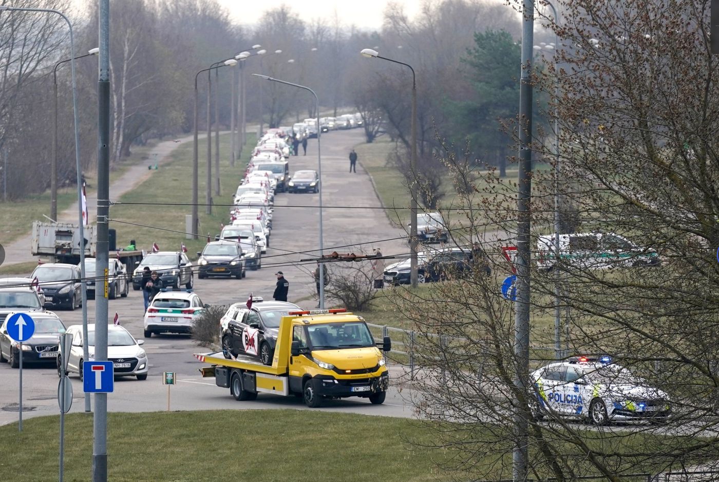 Сотни такси в марше через Ригу